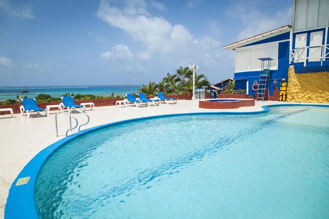 Swimming pool Sol Caribe Campo Hotel San Andres Island