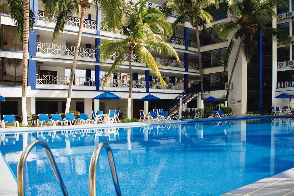 Outdoor swimming pool Sol Caribe San Andrés Hotel San Andres Island